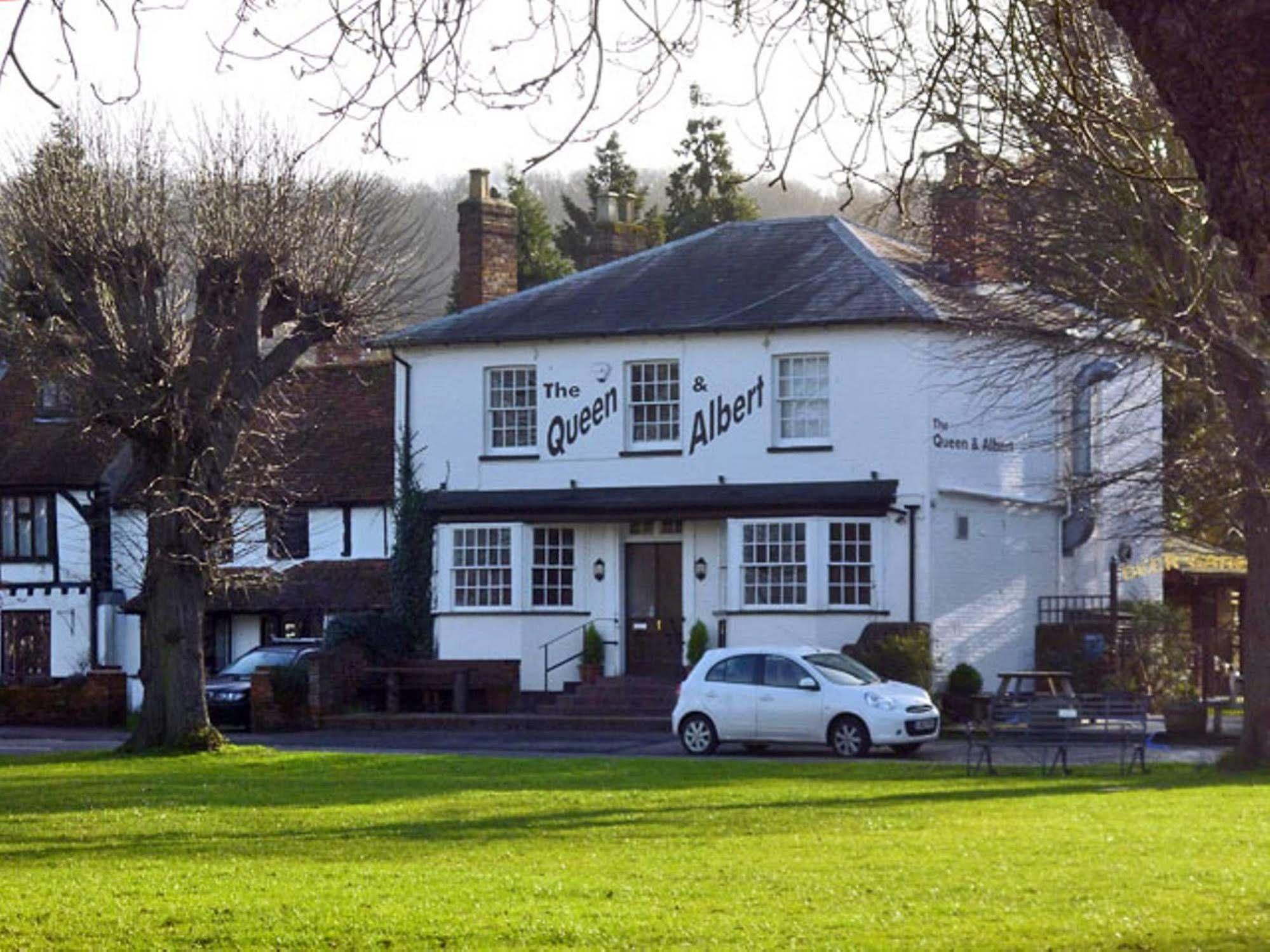 The Queen And Albert High Wycombe Buitenkant foto